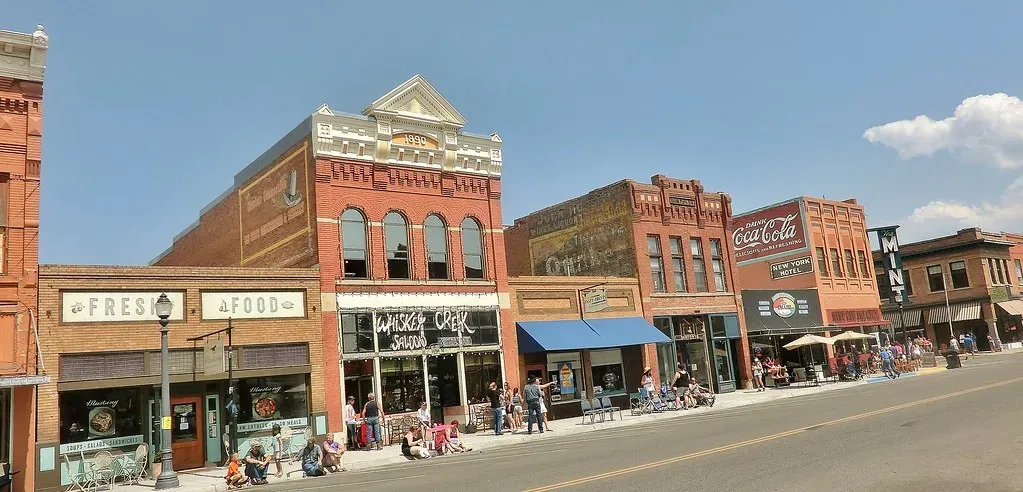 Livingston, Montana: Main Street with Mountain Views (Image Credits: Flickr)
