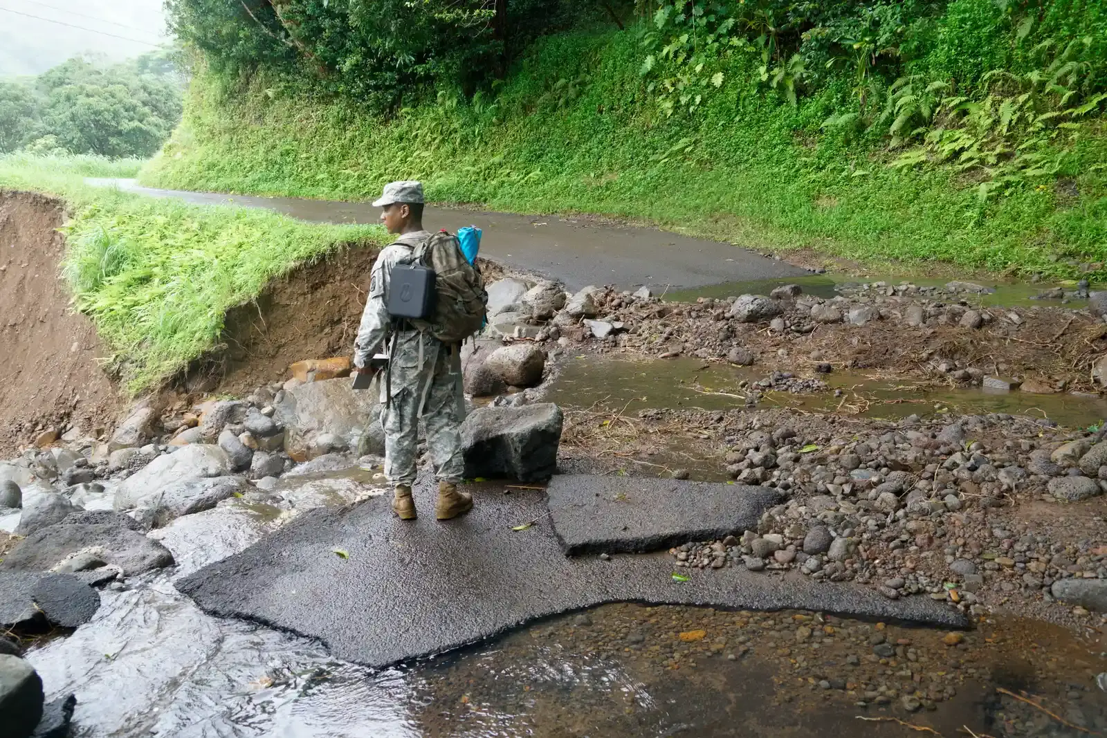 Power Out, Roads Gone, Travelers Stranded (Hawaii National Guard, CC BY 2.0)
