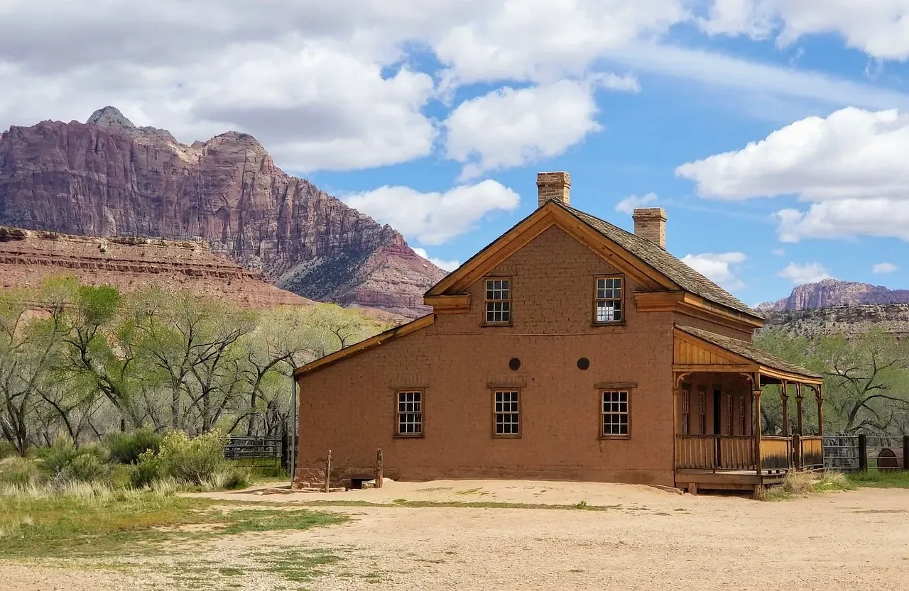 A Pioneer Settlement Takes Root (Image Credits: Pixabay)