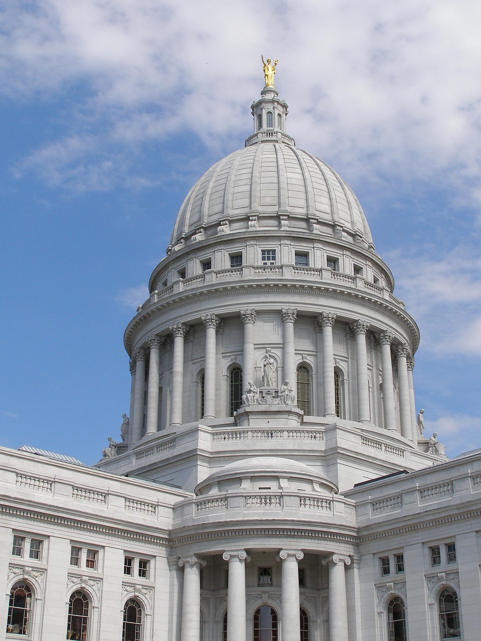 Madison's Progressive Politics Laboratory That Influenced National Movements (image credits: pixabay)