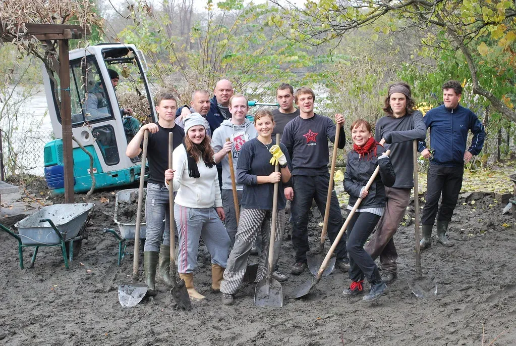 Get Involved in Local Volunteer Efforts (danielthornton, Flickr, CC BY 2.0)