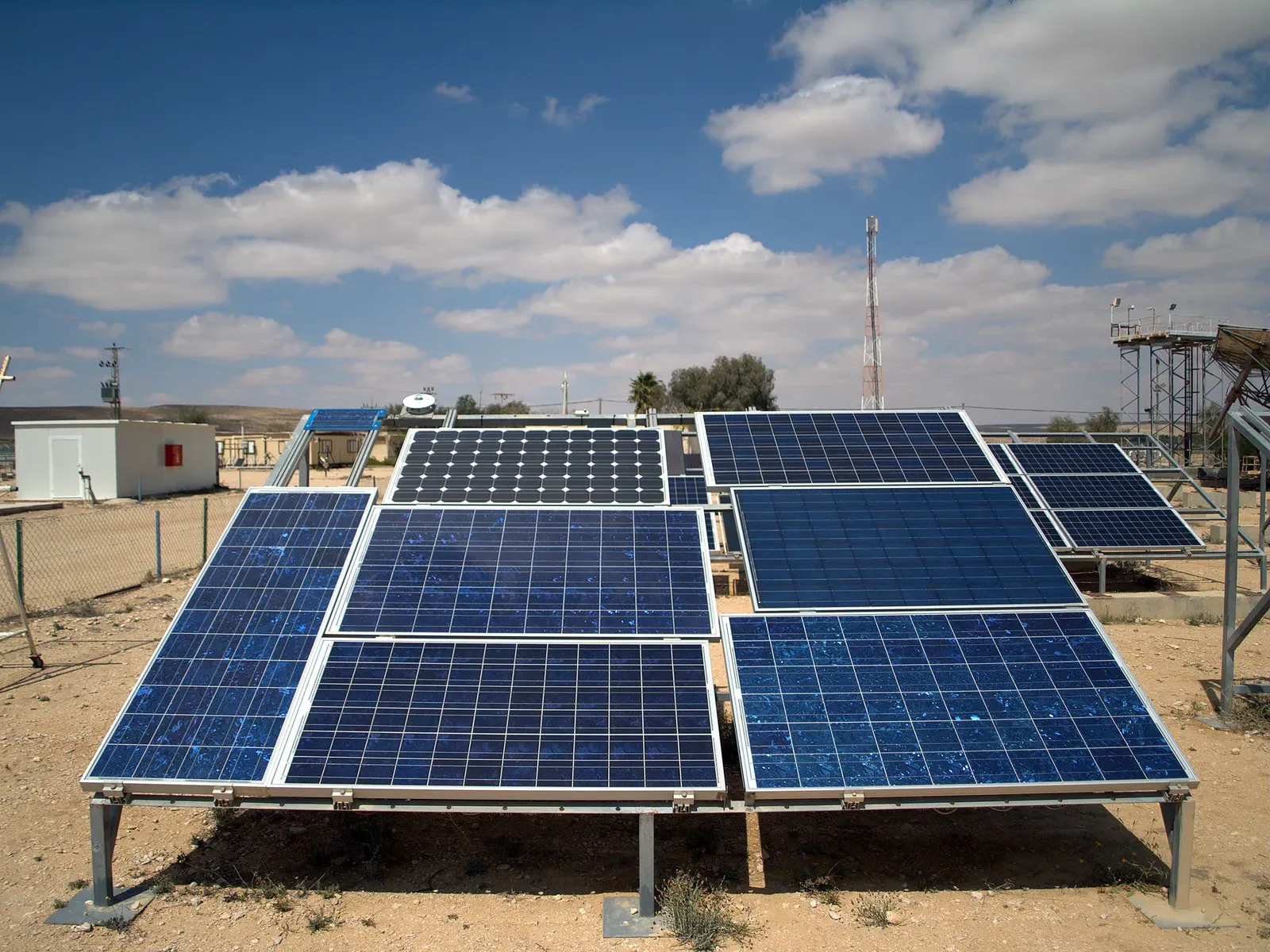 Off-Grid Solar Sounds Great Until the AC Kicks In (By David Shankbone, CC BY 3.0)