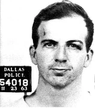 Deeper Details on Lee Harvey Oswald’s Activities Before the Assassination (Warren Report, allgemein publiziert, selbst gescanntes Foto., Public domain)