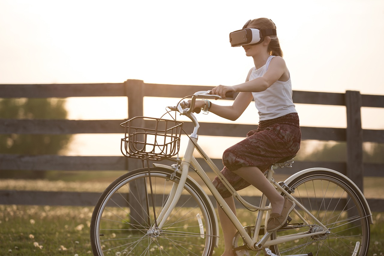 Virtual Fashion Assistants (image credits: pixabay)