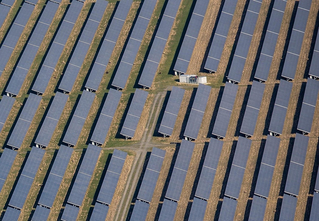 Nevada Pioneers Utility-Scale Solar Innovation (image credits: pixabay)