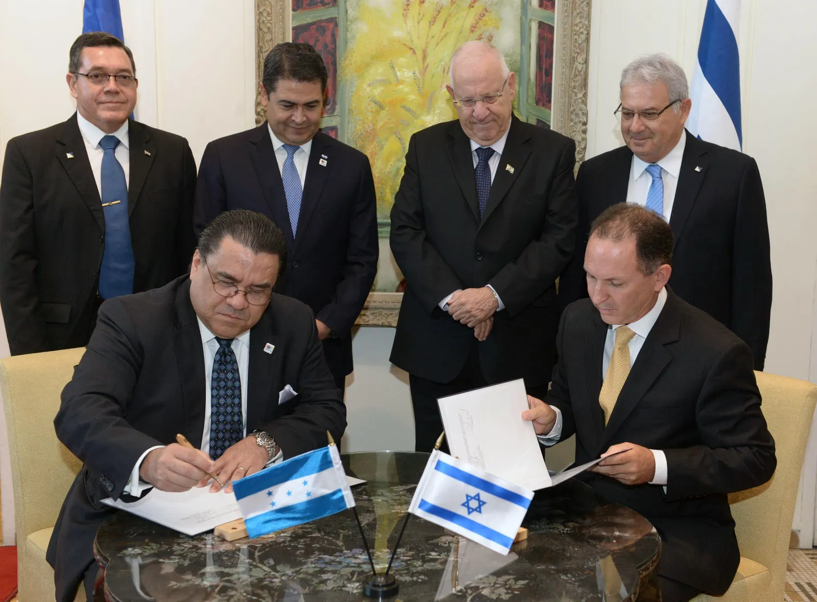 Amid Mass ICE Arrests, Trump Pardon Recipient Juan Orlando Hernández Given Special Treatment