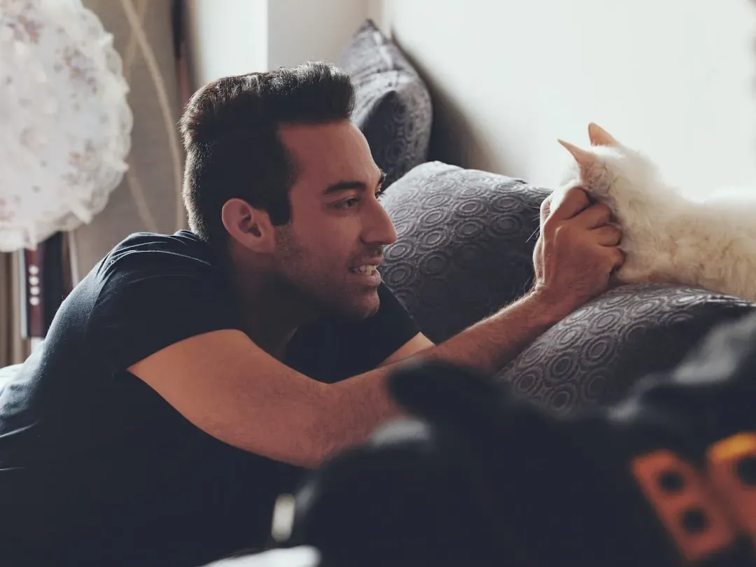 They’re Reading Your Body Language As Much as You Read Theirs (Image Credits: Unsplash)