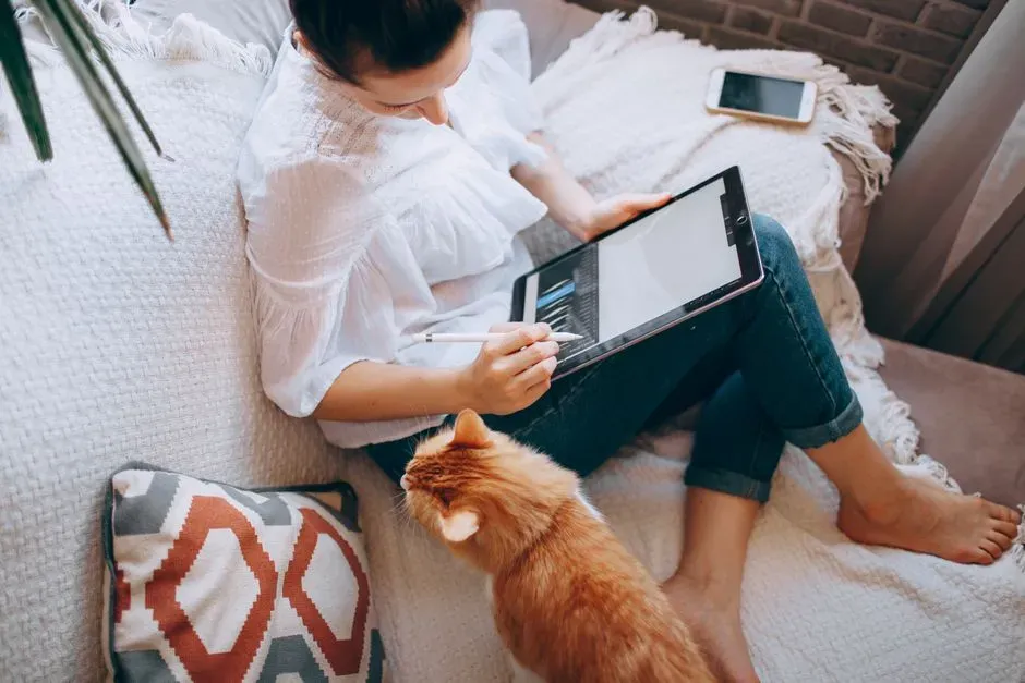 How You Can Gently Encourage Closer Cuddles (Image Credits: Pexels)