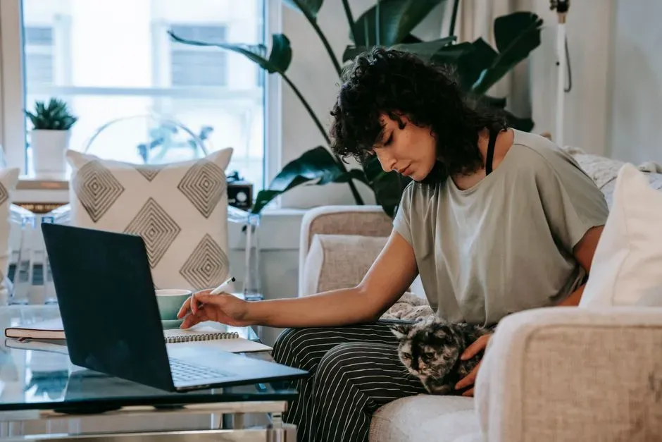 4. Your Work-From-Home or “Getting Ready” Routine Triggers Predictable Cat Behavior (Image Credits: Pexels)