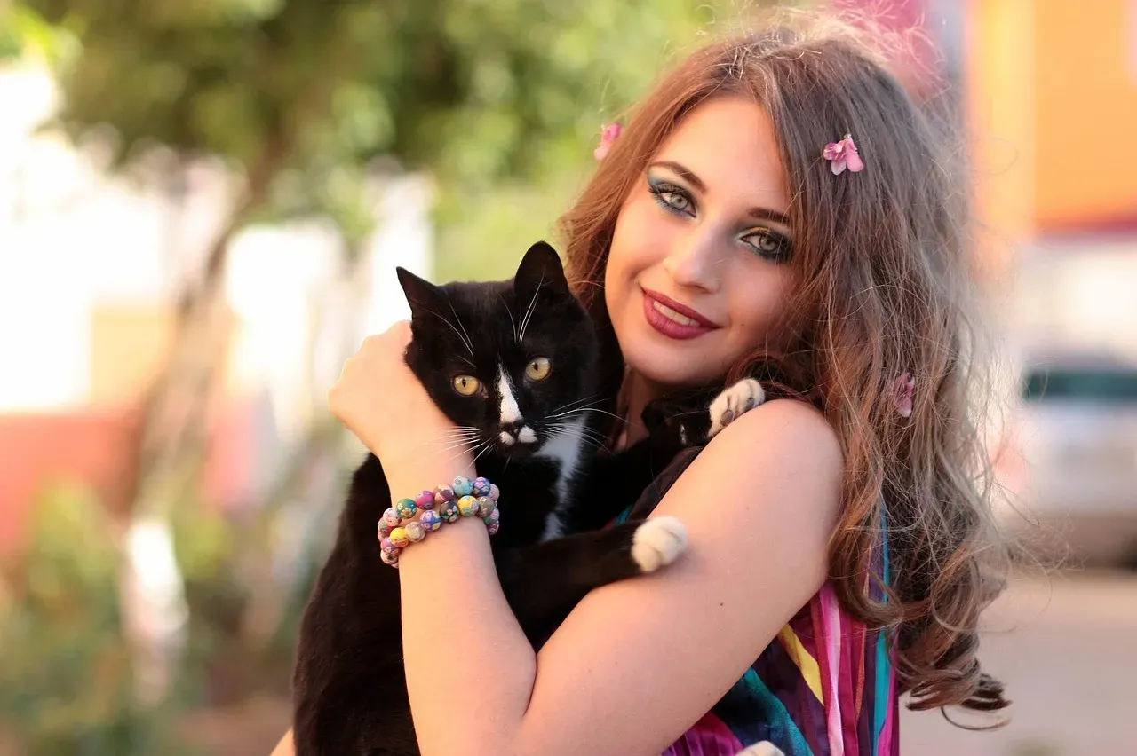#7 - Bunting Builds a Shared Scent Between You and Your Cat (Image Credits: Pixabay)