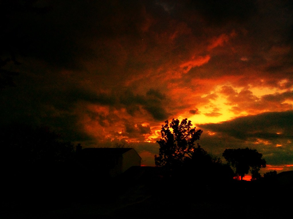 The Duration and Intensity of the Red Atmospheric Glow (Image Credits: Flickr)