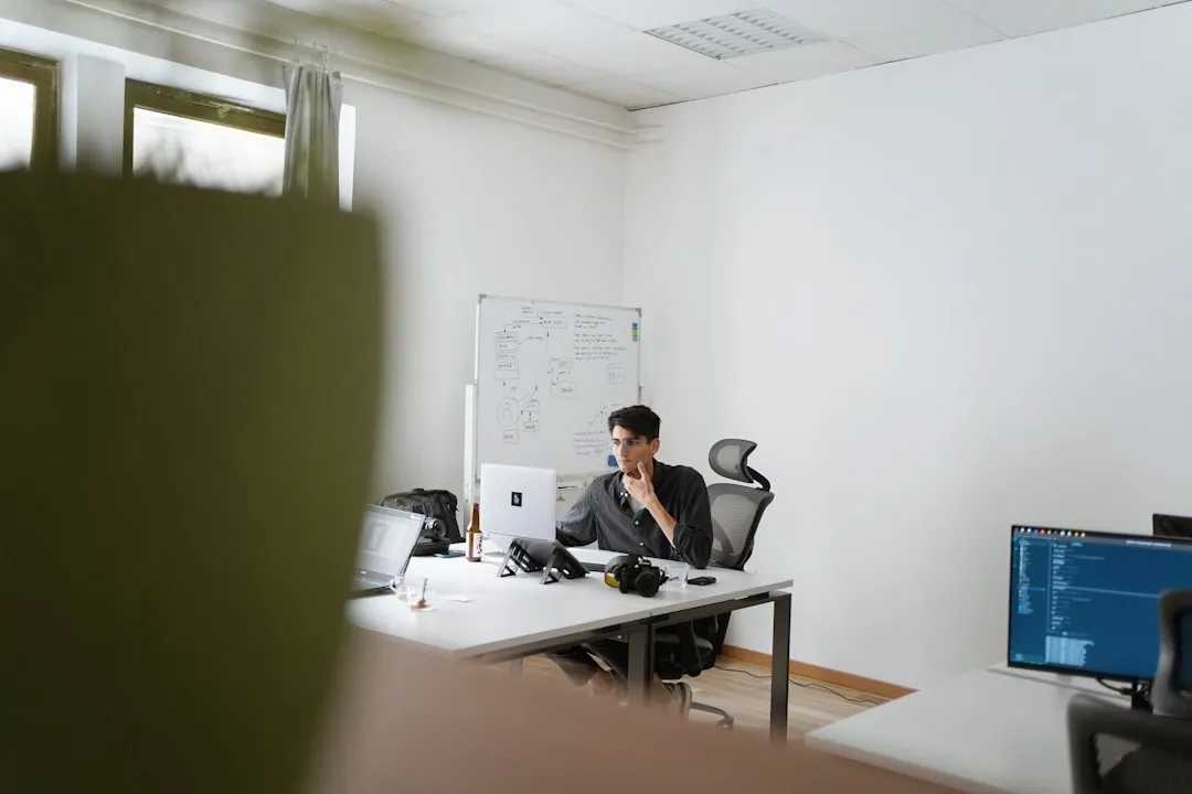 The Quiet Expert Phenomenon, Explained (Image Credits: Unsplash)