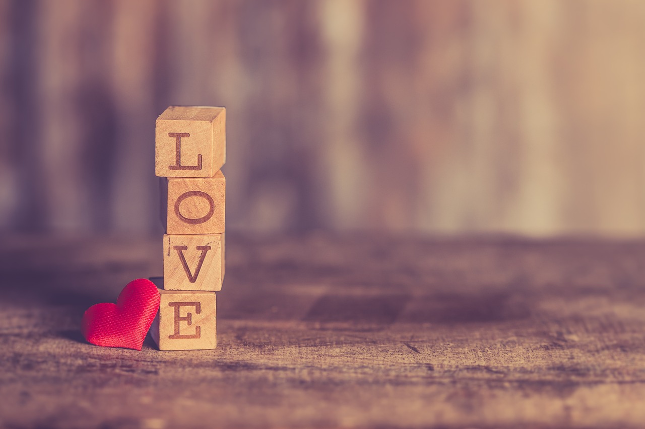 The Universal Language of Love That Transcends Time (image credits: pixabay)