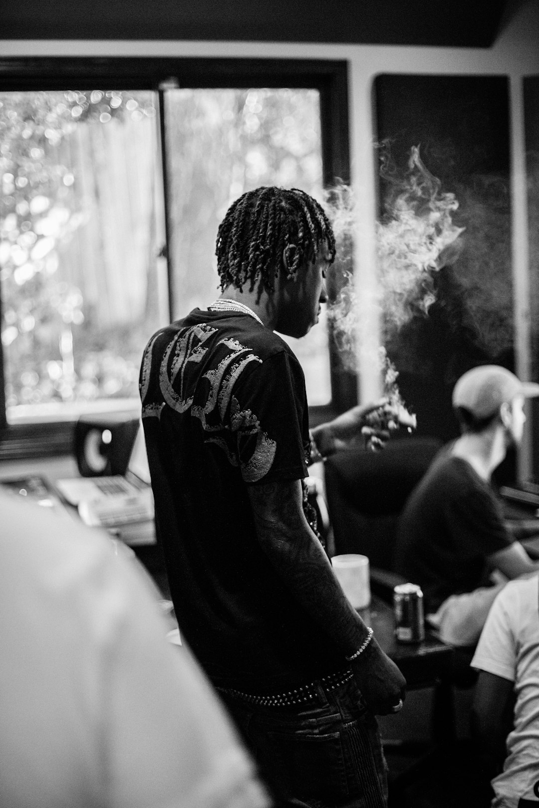Celebrity Empire Collapses: Drake vs. Kendrick Lamar Battle (image credits: unsplash)