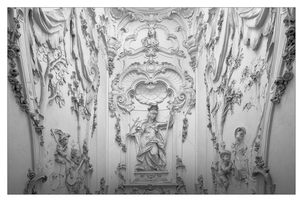 Playful Rococo-Inspired Wallpaper (image credits: flickr)