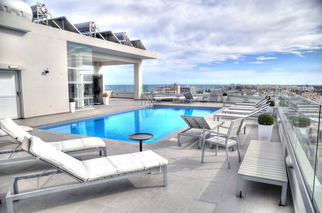 Rooftop Pools: Urban Luxury at Its Peak (image credits: pixabay)