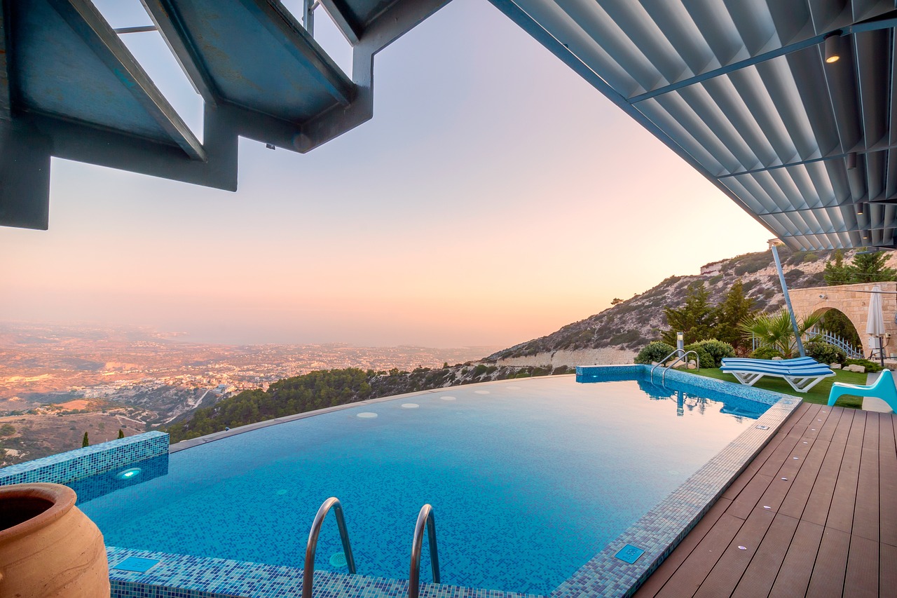Infinity Pools: Blurring the Lines Between Pool and Horizon (image credits: pixabay)
