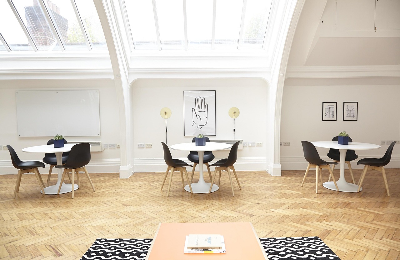 The “Curated” Look Is In (image credits: pixabay)