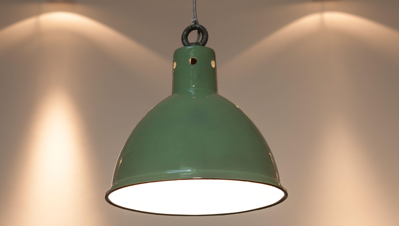 Statement Pendants for Visual Impact (image credits: pixabay)