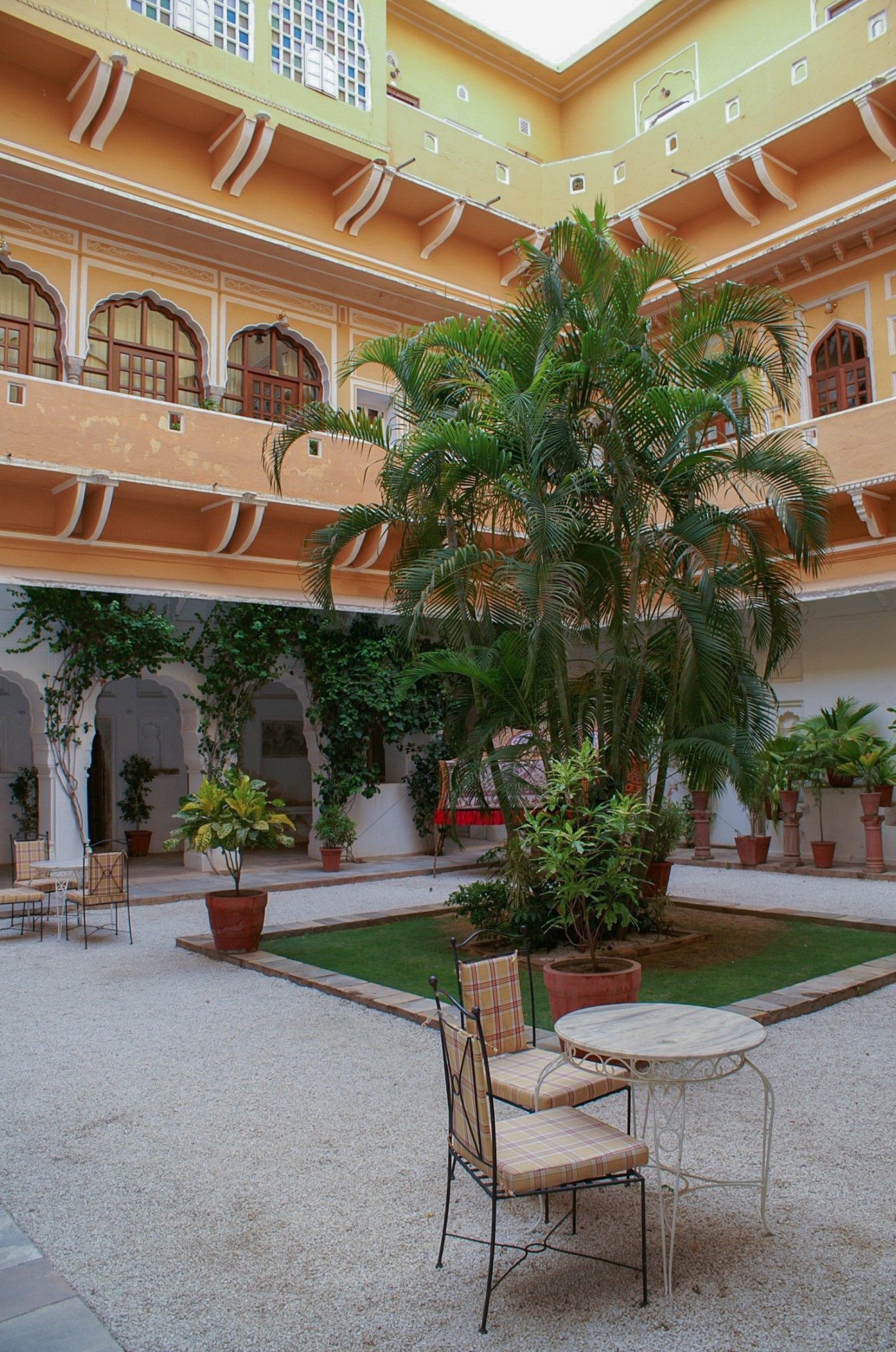 Year-Round Outdoor Living Rooms (image credits: wikimedia)