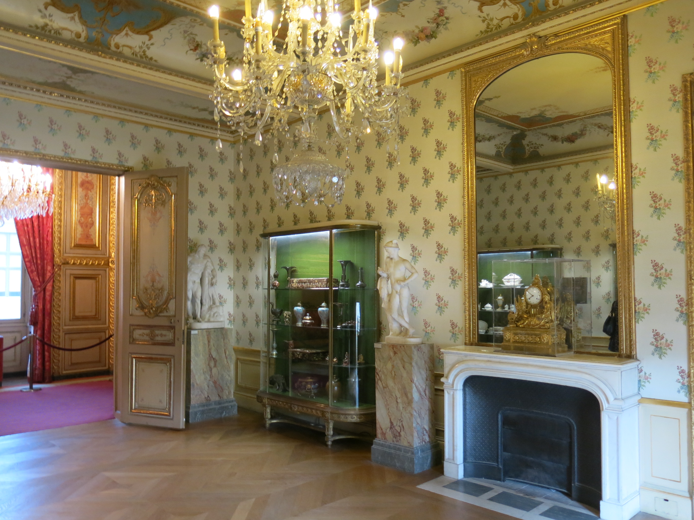 Overdone Decorative Accessories Diminish Impact (image credits: wikimedia)