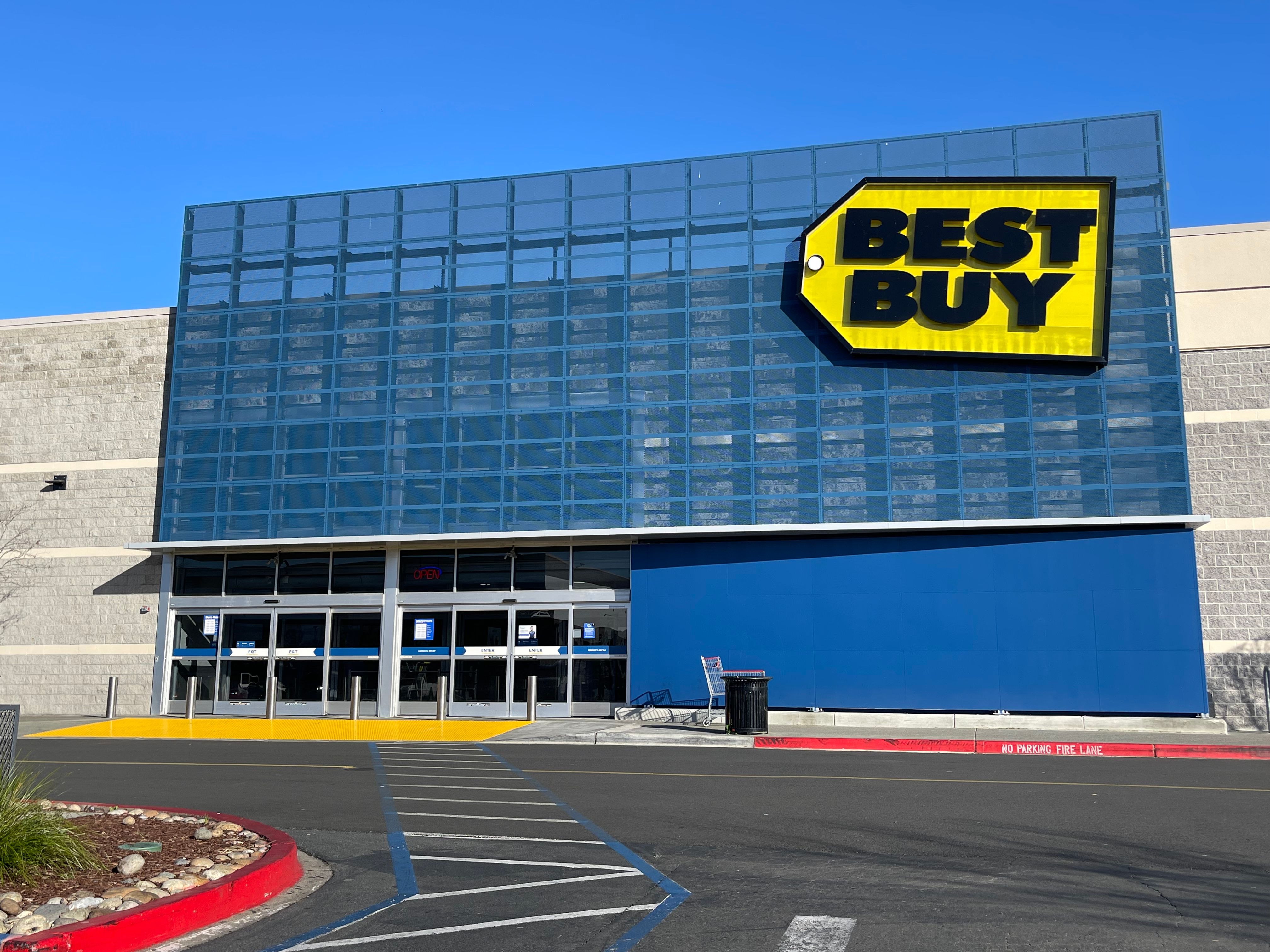 Best Buy Plans to Pass on Electronics Tariff Costs (image credits: wikimedia)