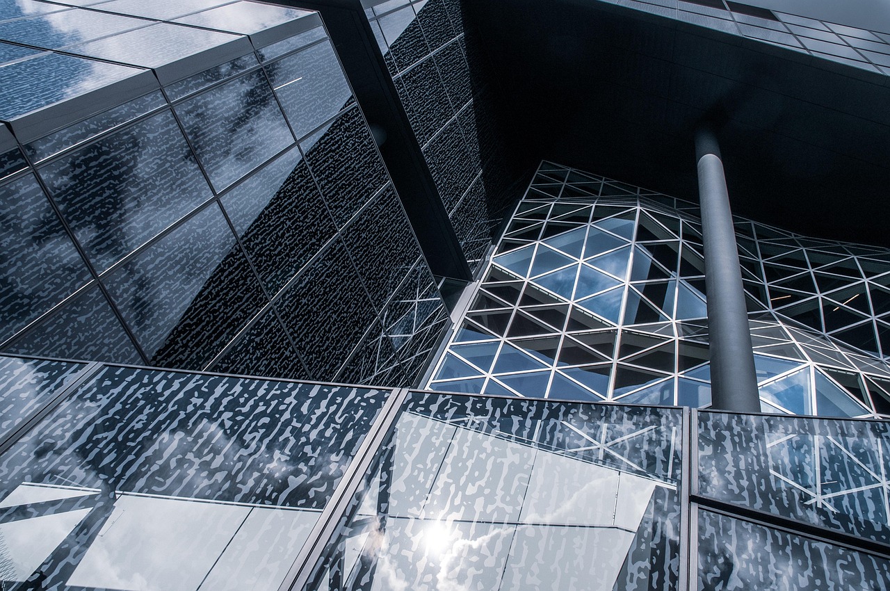 The Smart Glass House: Privacy and Efficiency (image credits: pixabay)