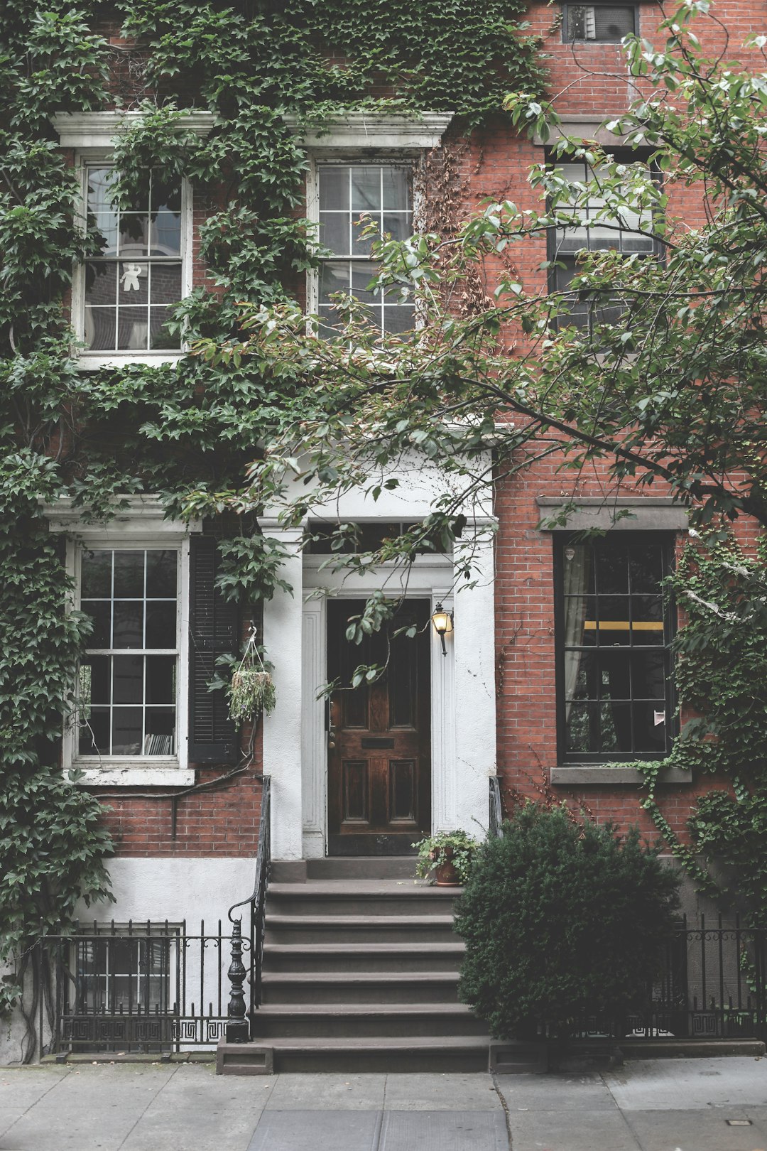 Oversized Entryways No Longer Impress (image credits: unsplash)