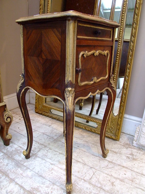 Curvaceous Carved Furniture (image credits: flickr)