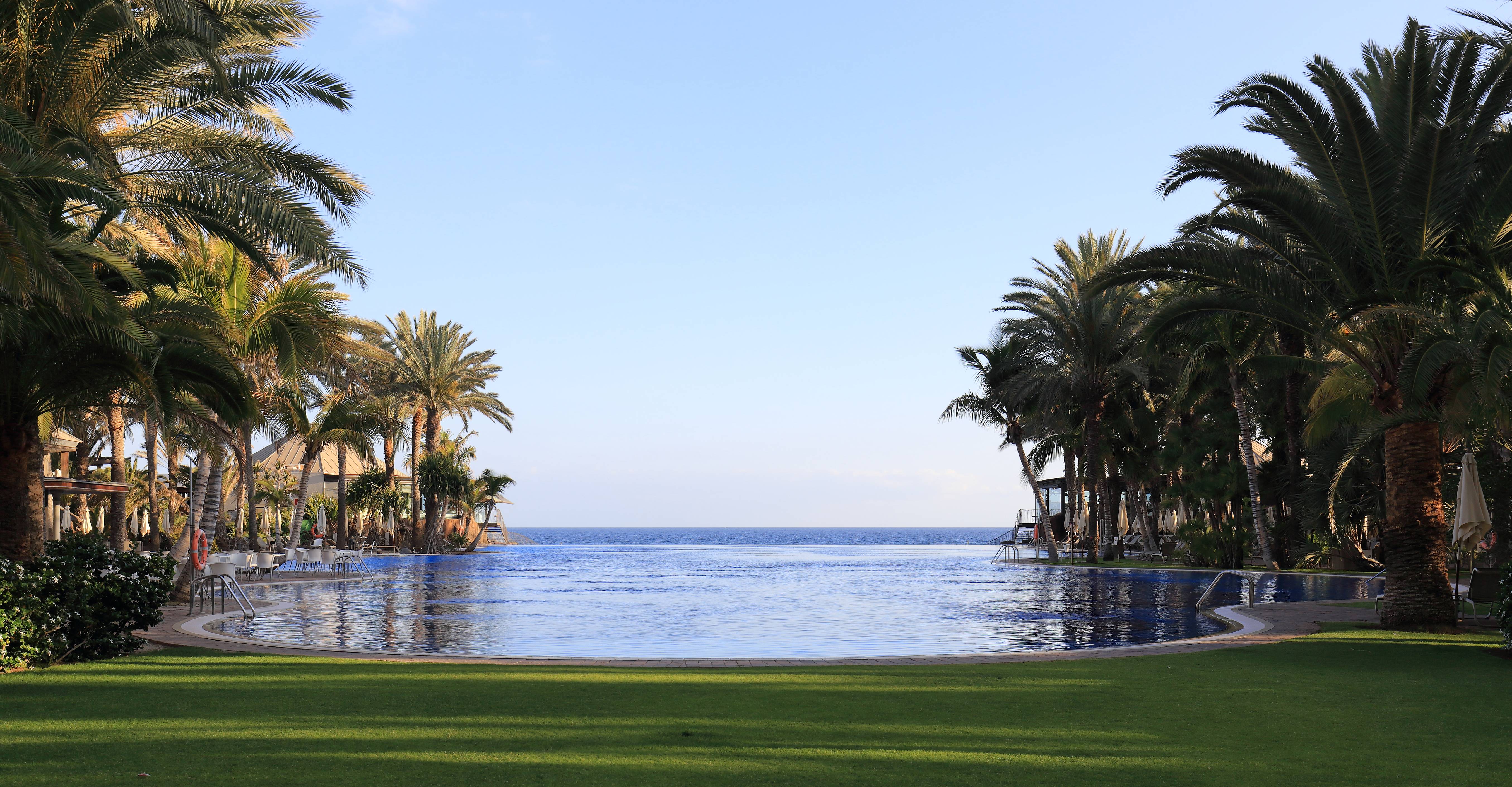 Infinity Pools in Popular Culture (image credits: wikimedia)