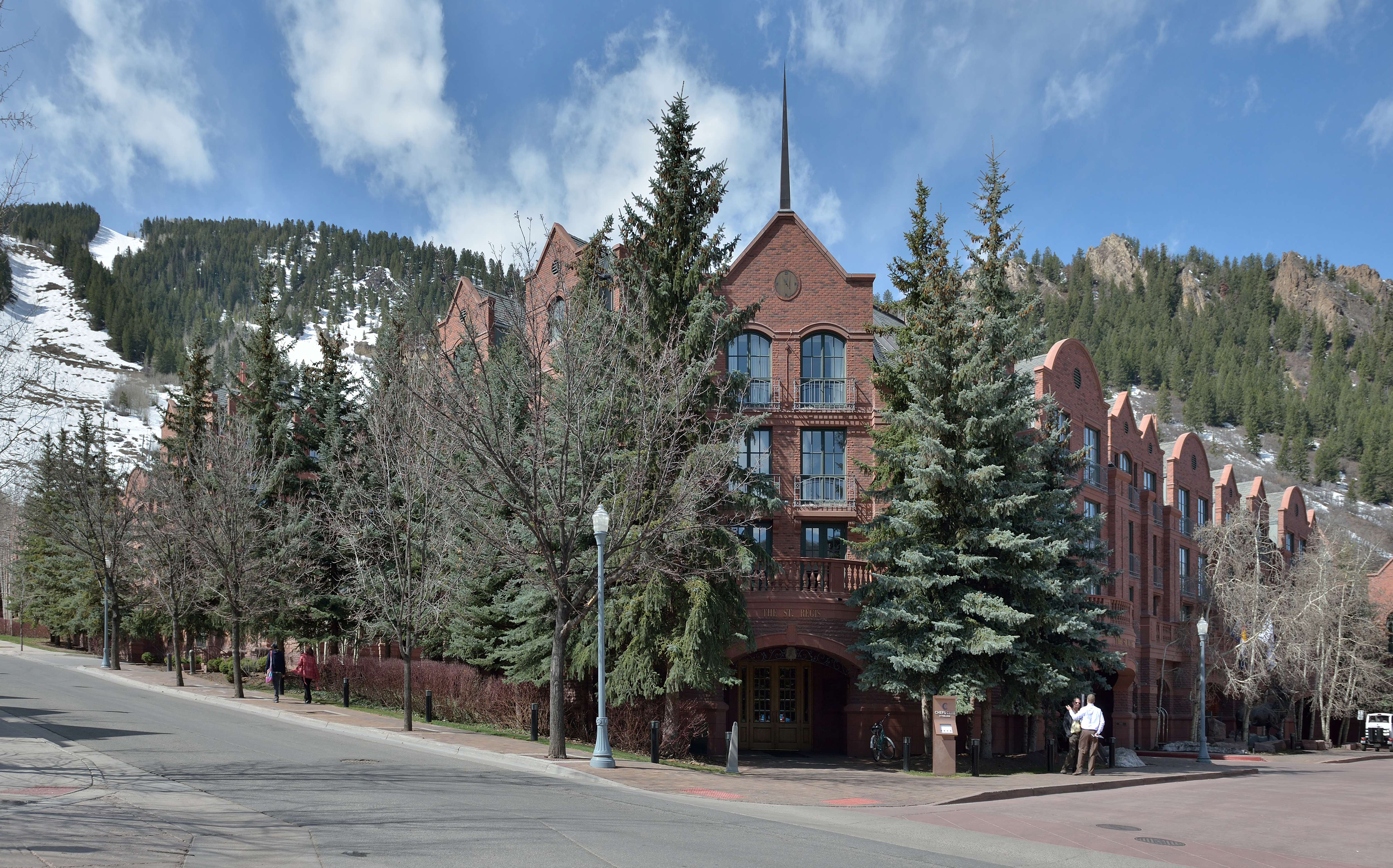 The St. Regis Aspen Resort, USA (image credits: wikimedia)