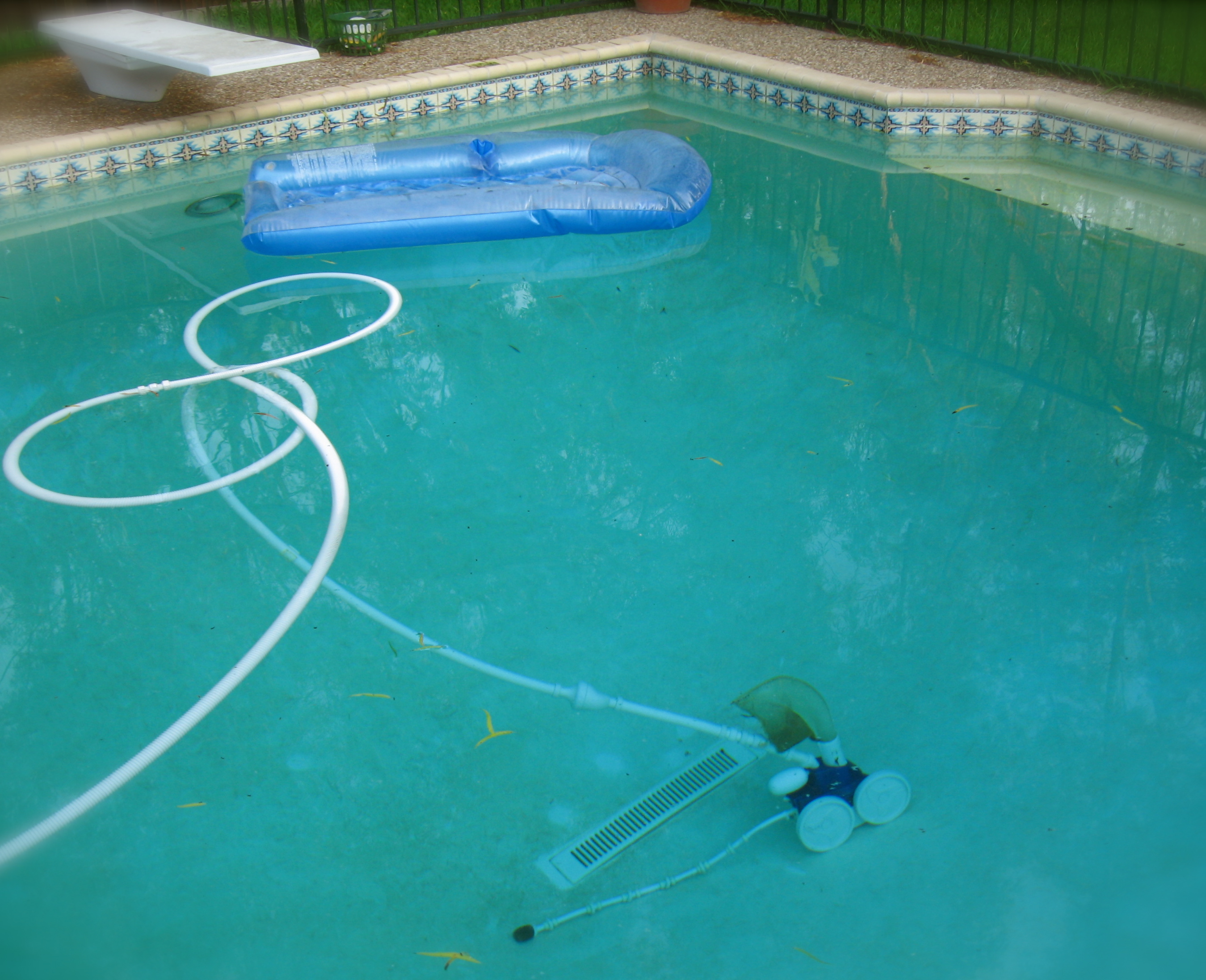 Automated Pool Cleaning Systems (image credits: wikimedia)