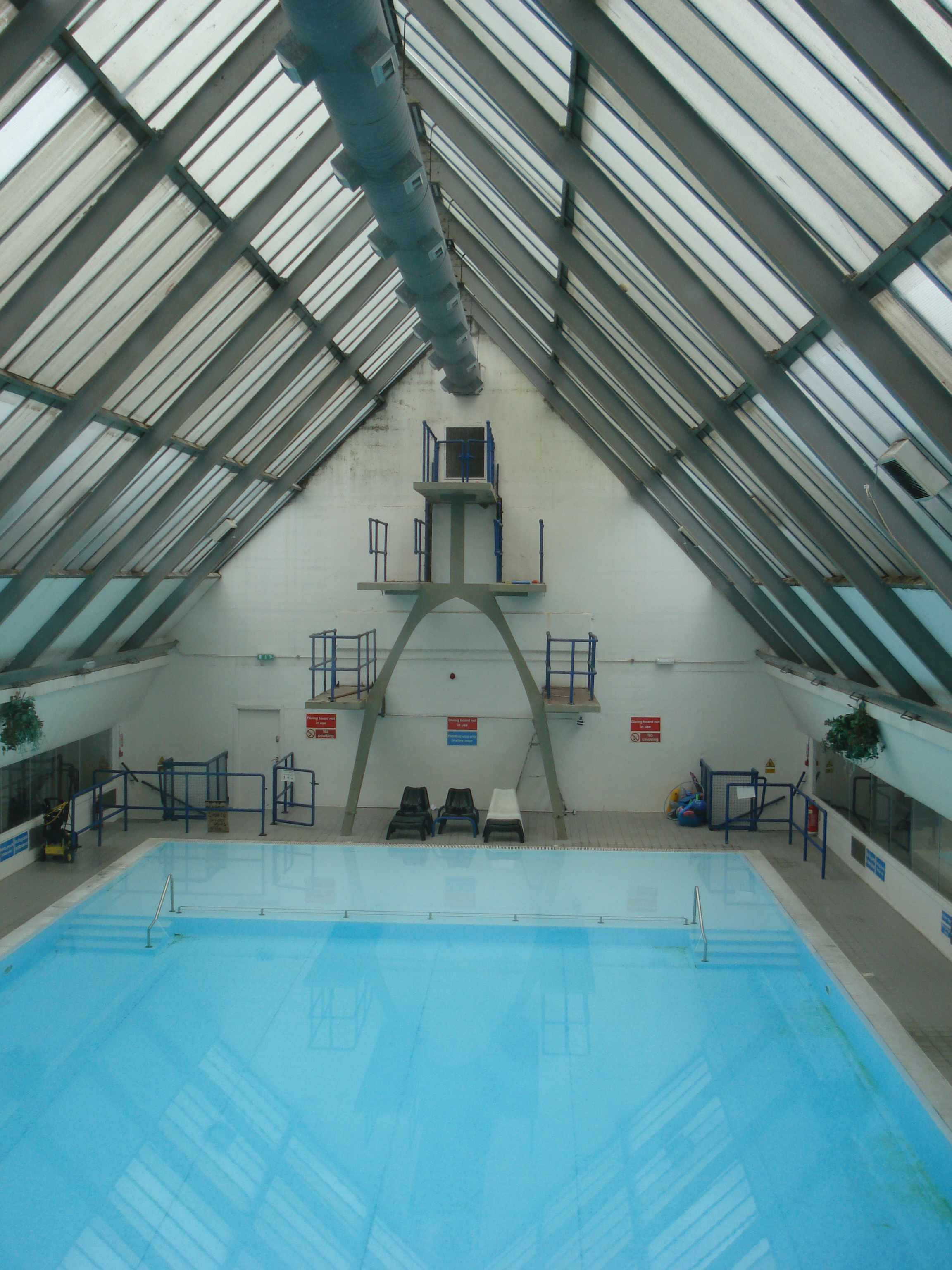 The Glass-Bottom Pool: A Dive into the Unknown (image credits: wikimedia)
