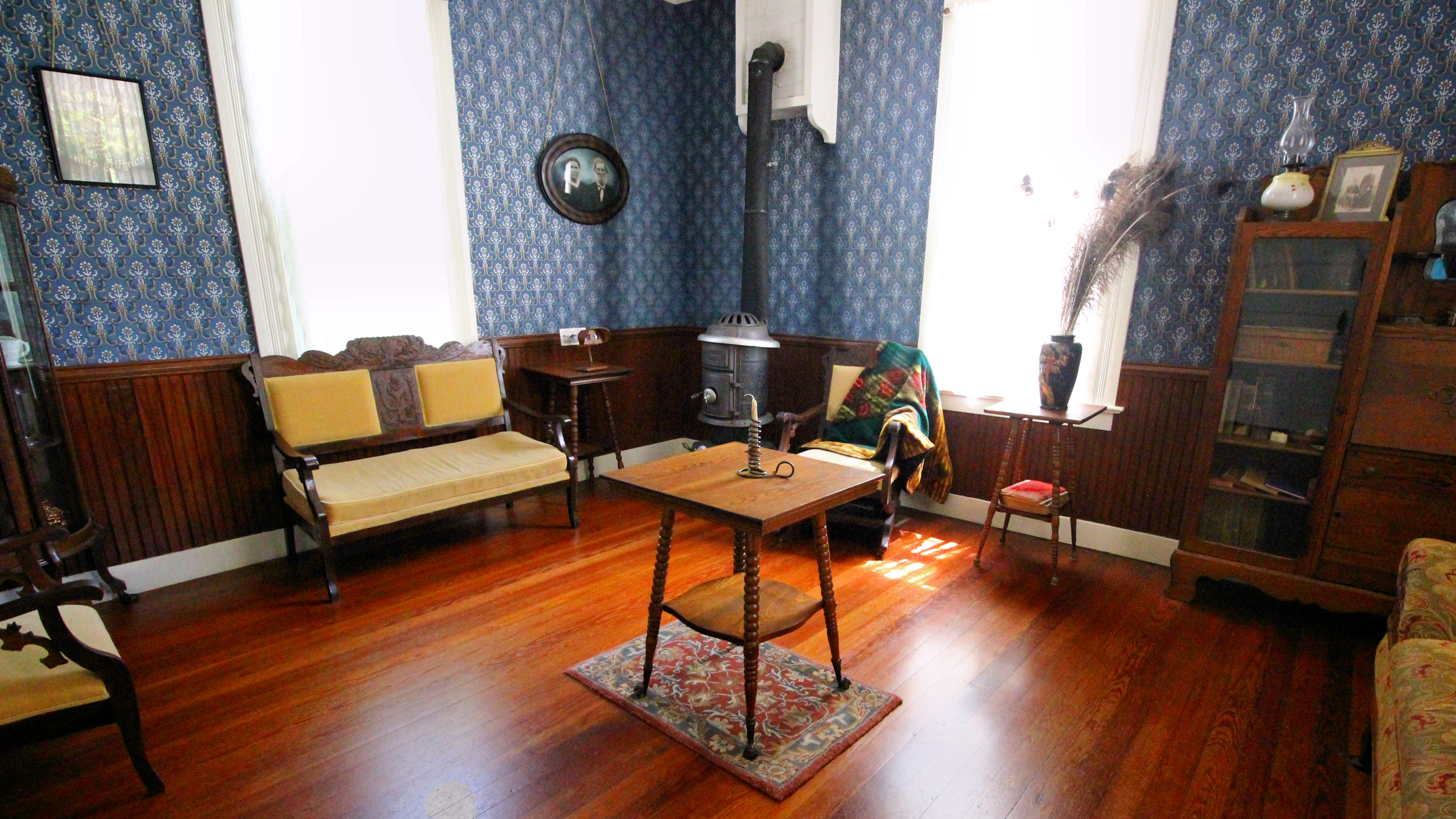 Open Concept Living Spaces (image credits: wikimedia)