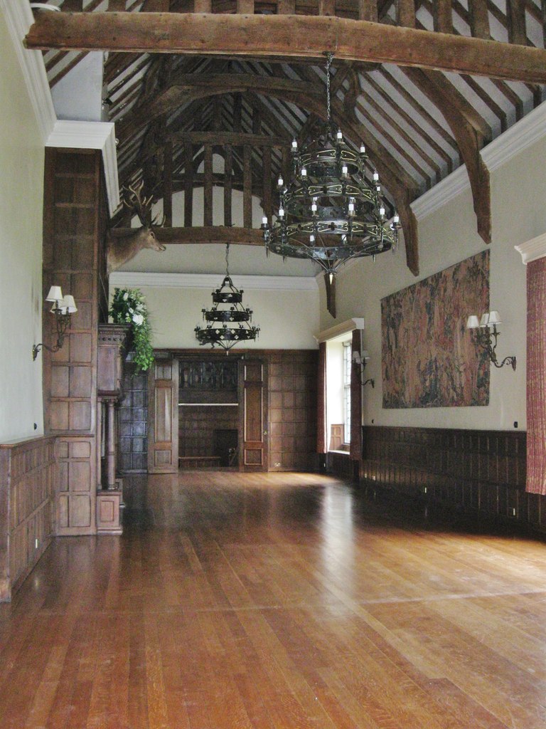 Layering and Personality Now Take Center Stage (image credits: wikimedia)