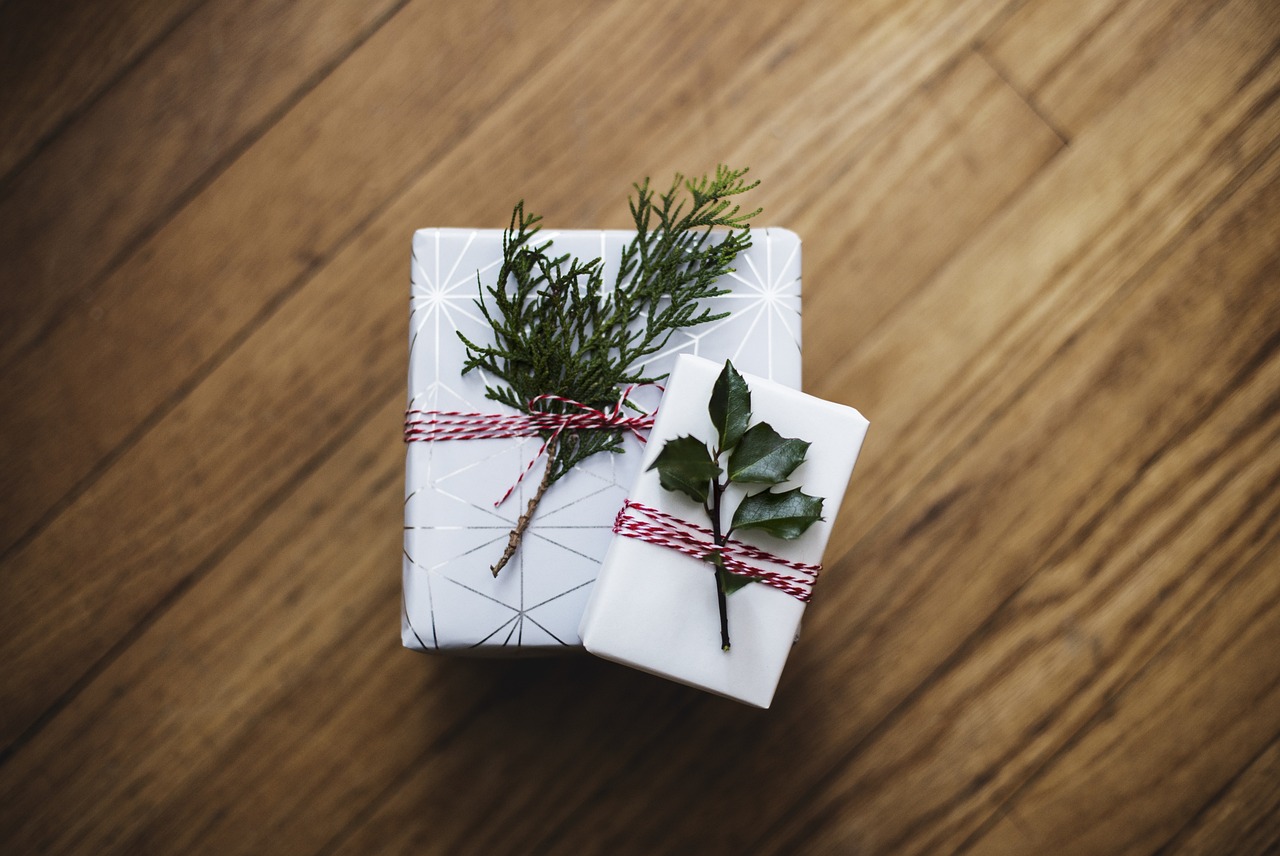 Bring a Thoughtful, Neutral Gift (image credits: pixabay)