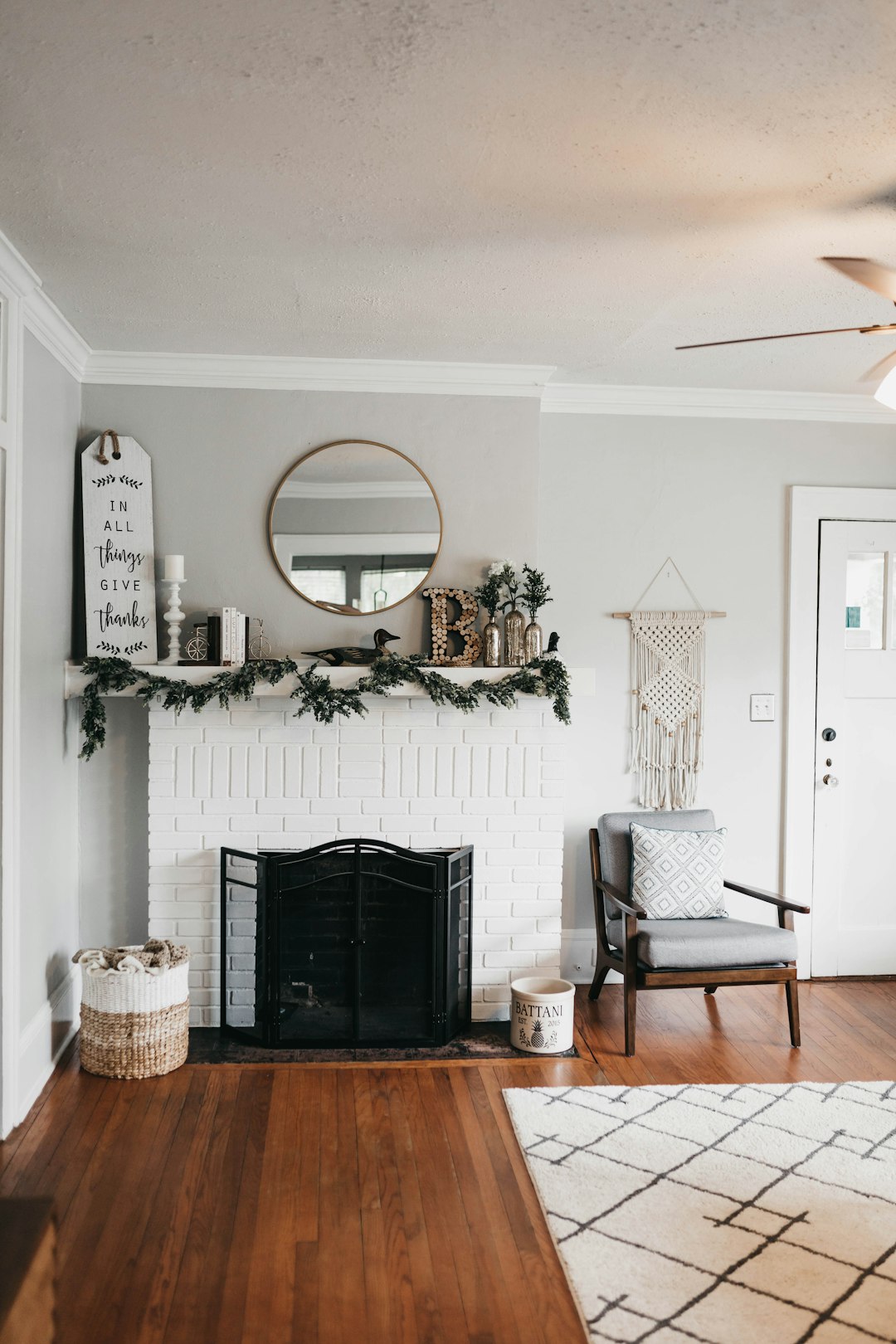 Overly Ornate Farmhouse Decor Disappears (image credits: unsplash)