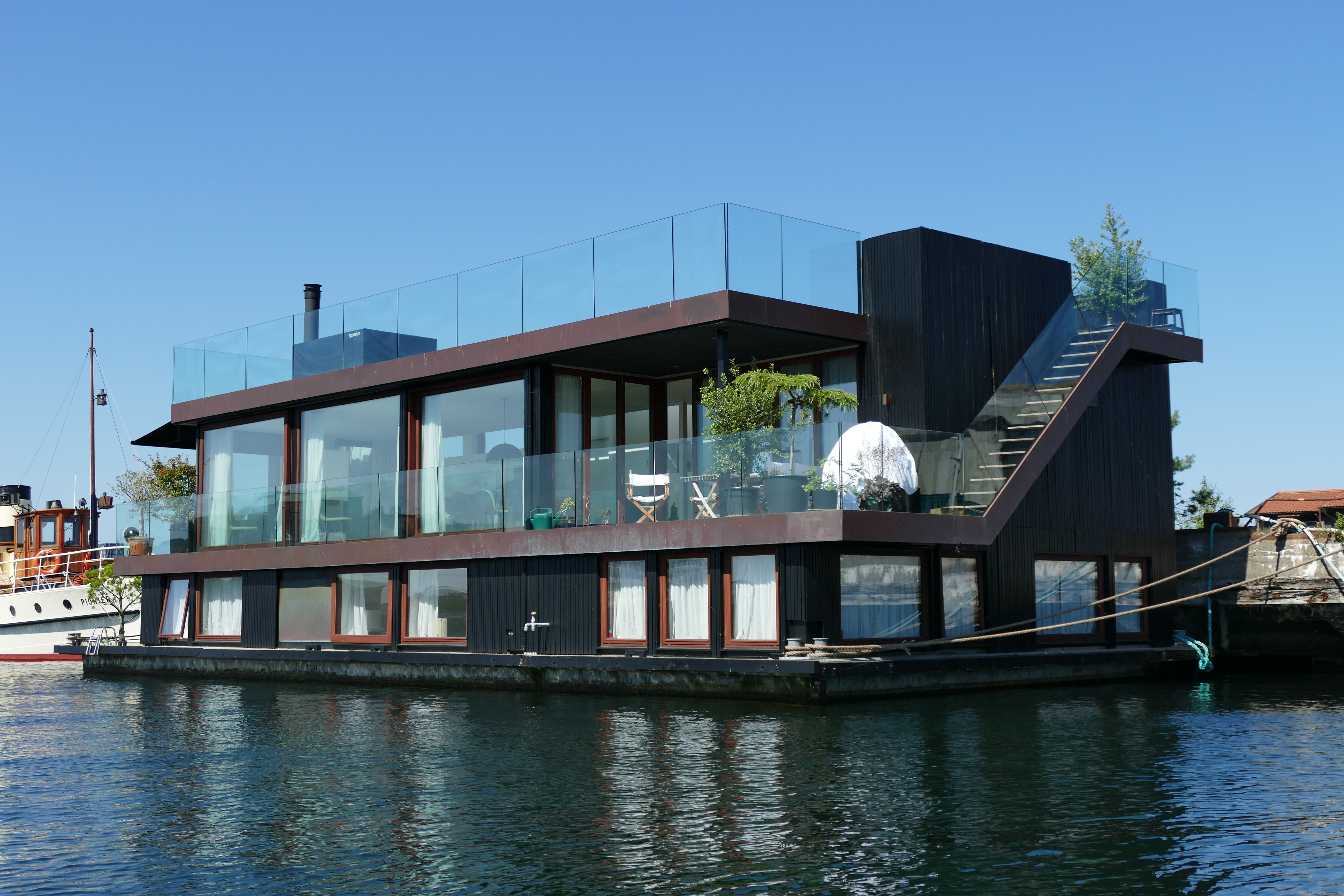 2. The Floating Home (image credits: wikimedia)