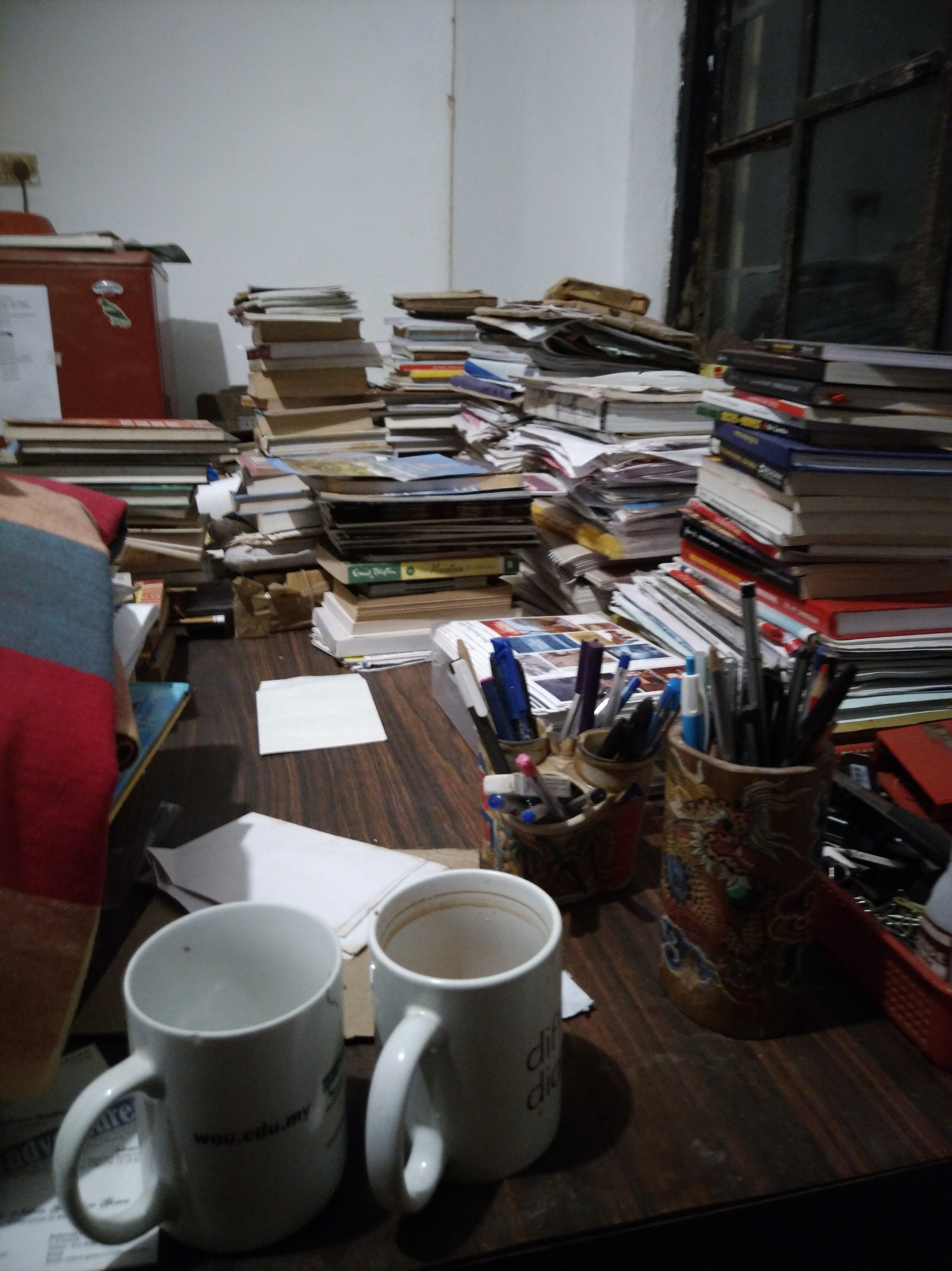 Cluttered Surfaces Add Stress and Chaos (image credits: wikimedia)
