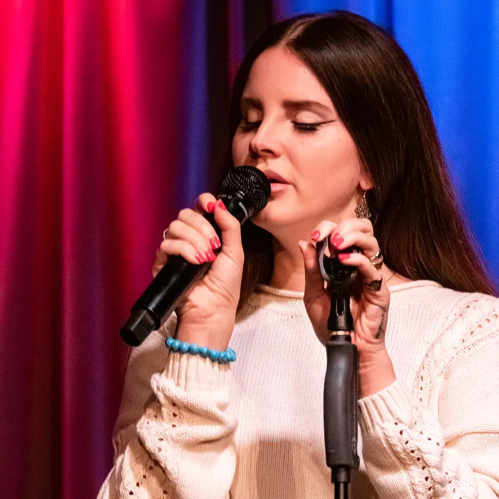 7. Lana Del Rey: The Carefully Constructed Newcomer Who Wasn't New (jus10h, Flickr, CC BY 2.0)