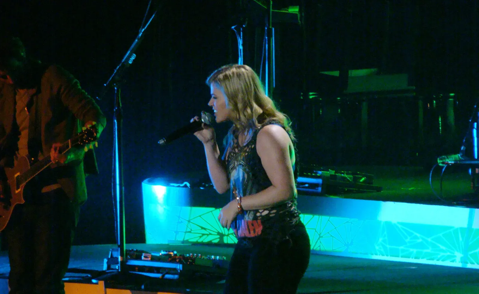 6. Kelly Clarkson, "Because of You" (Image Credits: Wikimedia)
