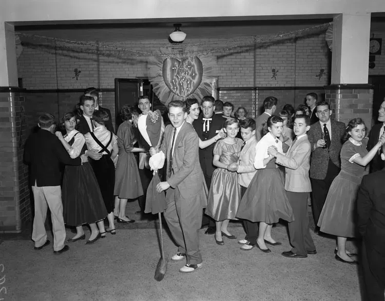 American Bandstand's Studio Energy (Valentine dance, school

Uploaded by AlbertHerring, No restrictions)