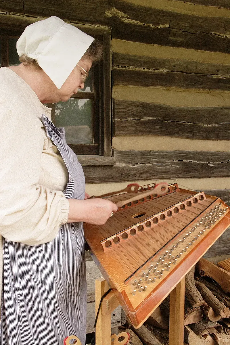 Hammered Dulcimer Shimmers Through Folk Traditions (Image Credits: Wikimedia)