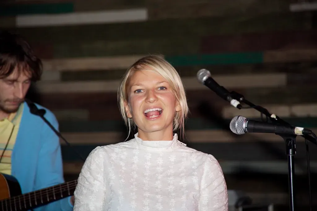 8. "Chandelier" – Sia (2014): About Twenty Minutes, One Massive Hit (charlie llewellin, Flickr, CC BY-SA 2.0)