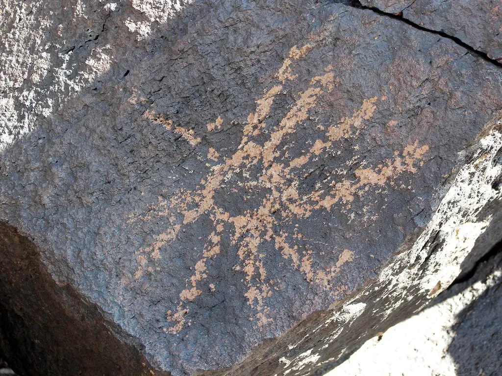 Petroglyph Wall and Lost Creek: Ancient Art Hidden in Plain Sight (Image Credits: Flickr)