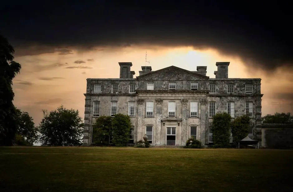 Clue Eight: A Dream of a Grand House (Image Credits: Pexels)