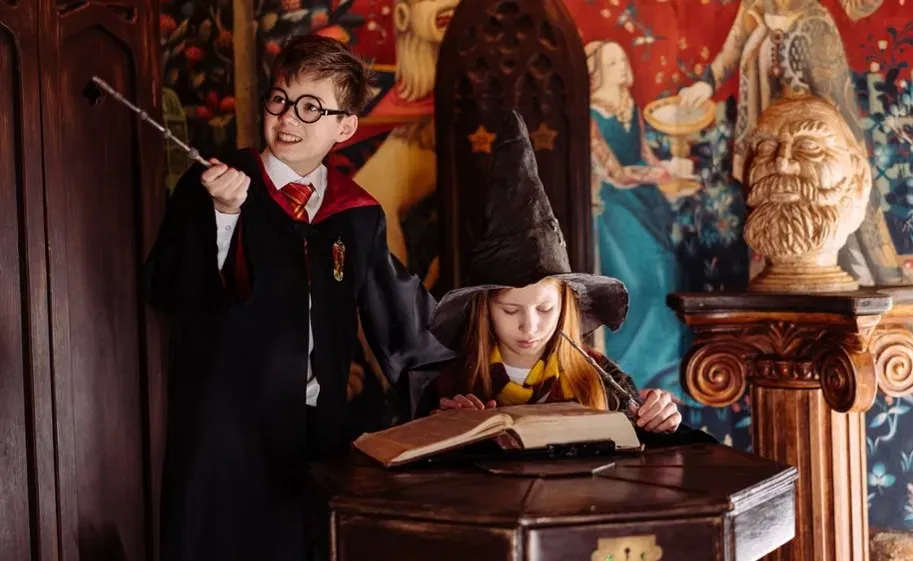 8. Harry Potter and the modern extras in Diagon Alley (Image Credits: Pexels)