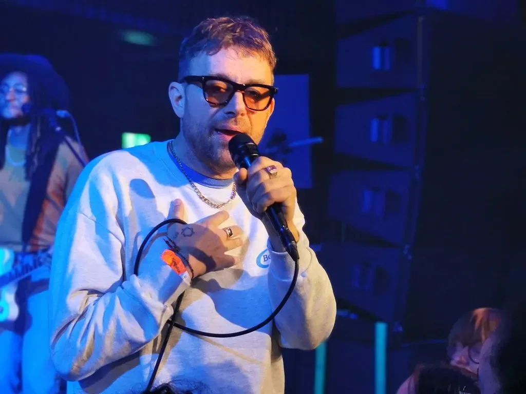 9. Damon Albarn and Noel Gallagher: Britpop's Most Unlikely Peace Treaty (Drew de F Fawkes, Flickr, CC BY 2.0)