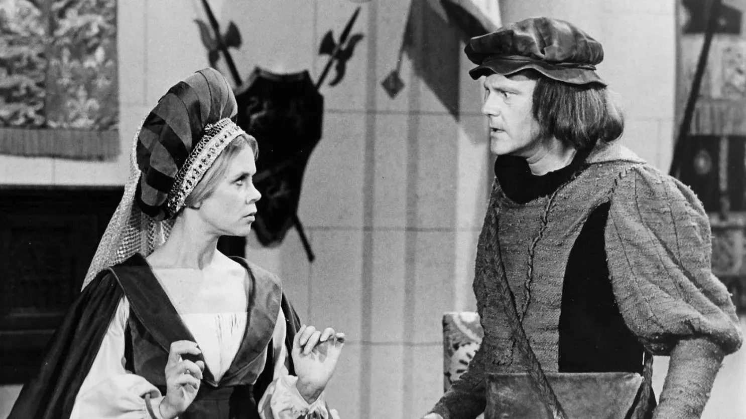 8. Elizabeth Montgomery as cousins on Bewitched (Image Credits: Wikimedia)