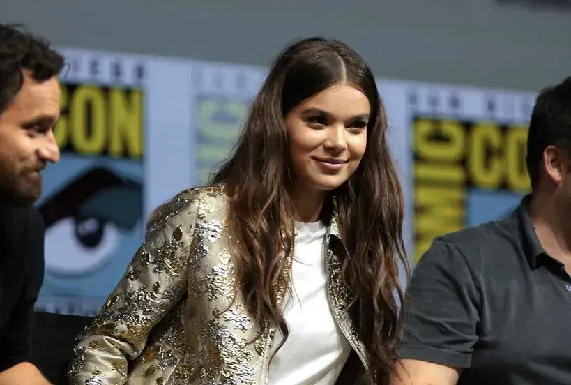 Hailee Steinfeld outshines the original Mattie Ross in True Grit (2010) (Image Credits: Flickr)
